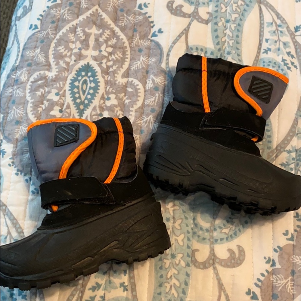 Toddler size 7 snow boots